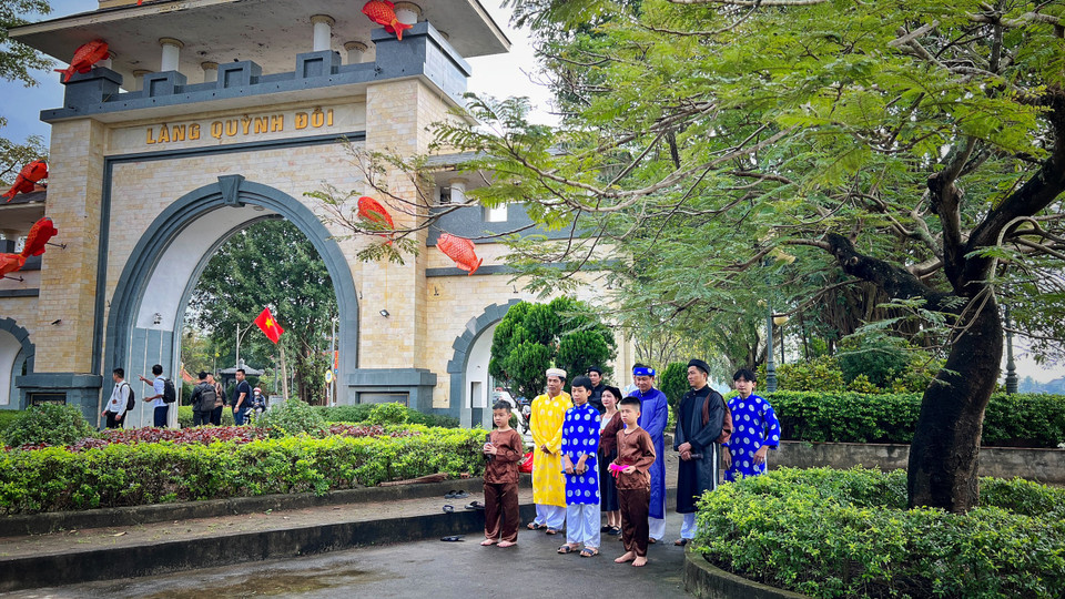 Hậu trường của người dân làng Quỳnh chuẩn bị diễn hoạt cảnh về thời khắc gia đình cậu bé Nguyễn Sinh Cung xưa (Chủ tịch Hồ Chí Minh) rời làng. (Ảnh: Mai Mai/Vietnam+)