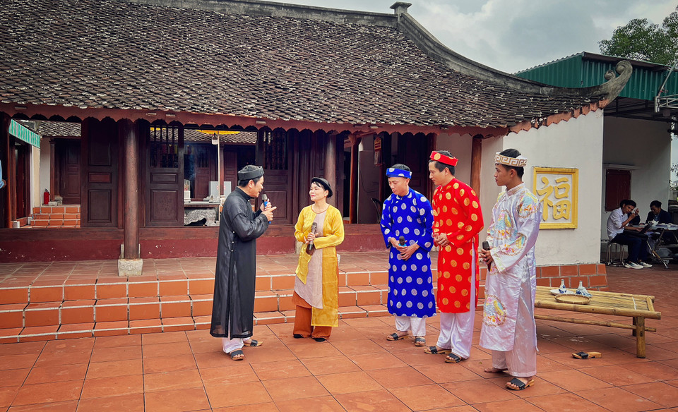 Hoạt cảnh “Ông đồ Nghệ và con cá gỗ” cho thấy tinh thần khổ luyện thành tài của cả cộng đồng làng Quỳnh xưa và nay. (Ảnh: Mai Mai/Vietnam+)
