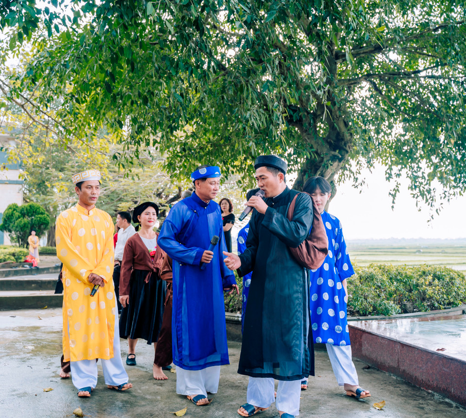 Để diễn mượt mà hoạt cảnh ngắn “Người đã về đây,” những người dân làng Quỳnh cho biết đã phải bỏ nhiều tâm sức và thời gian tập luyện. (Ảnh: Mai Mai/Vietnam+)