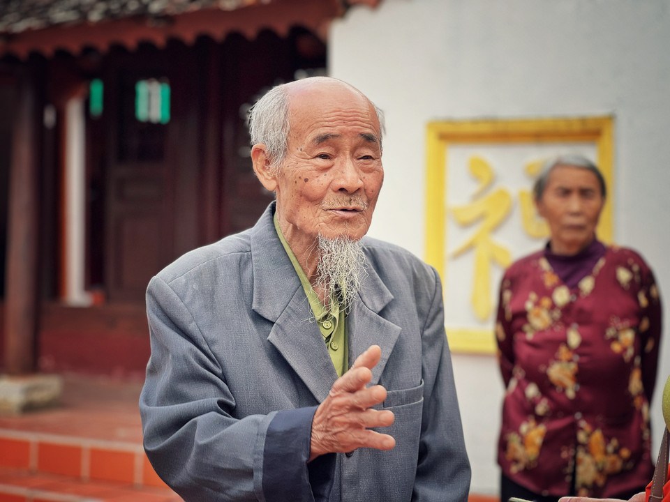 Ông Hồ Phi Sinh là hậu duệ của Quận Công Hồ Phi Tích cho biết đang cùng vợ trực tiếp trông coi từ đường của cụ Hồ Phi Tích và đón tiếp du khách vào tham quan. (Ảnh: Mai Mai/Vietnam+)