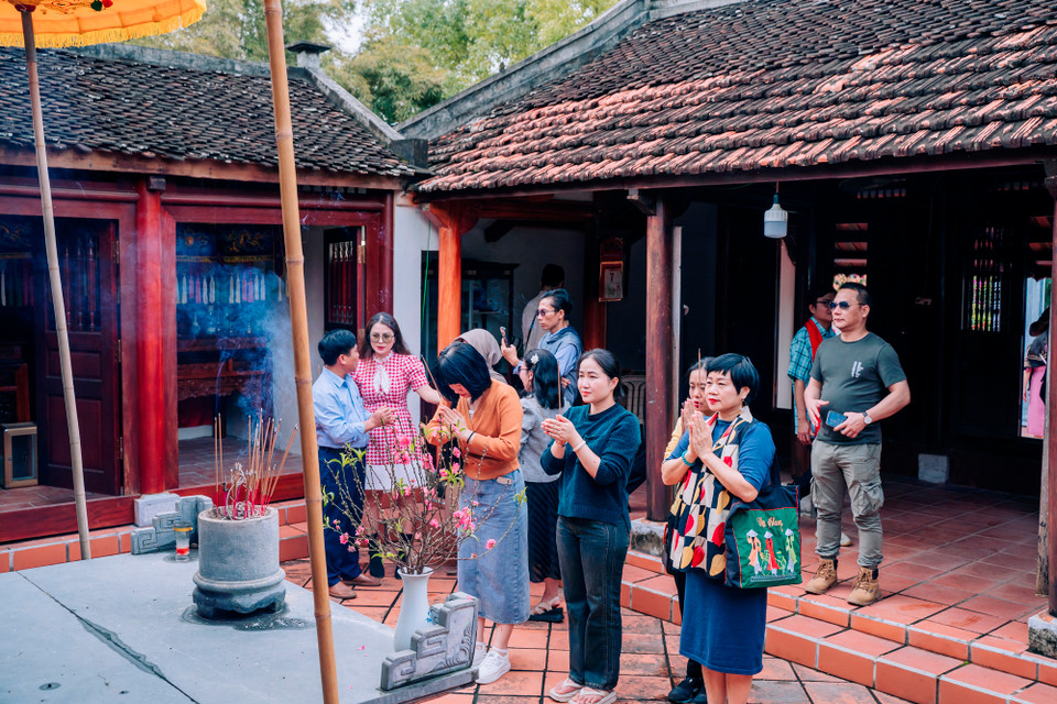 Ngôi làng còn nổi tiếng là đất địa linh nhân kiệt, là quê hương của những tên tuổi nổi tiếng như: Bà chúa thơ Nôm – Hồ Xuân Hương, vua Hồ Quý Ly, anh hùng áo vải Tây Sơn - vua Quang Trung (Nguyễn Huệ) với tên gọi khác nữa là Hồ Thơm, nhà hoạt động cách mạng Hồ Tùng Mậu, anh hùng lực lượng vũ trang Cù Chính Lan... (Ảnh: Mai Mai/Vietnam+)