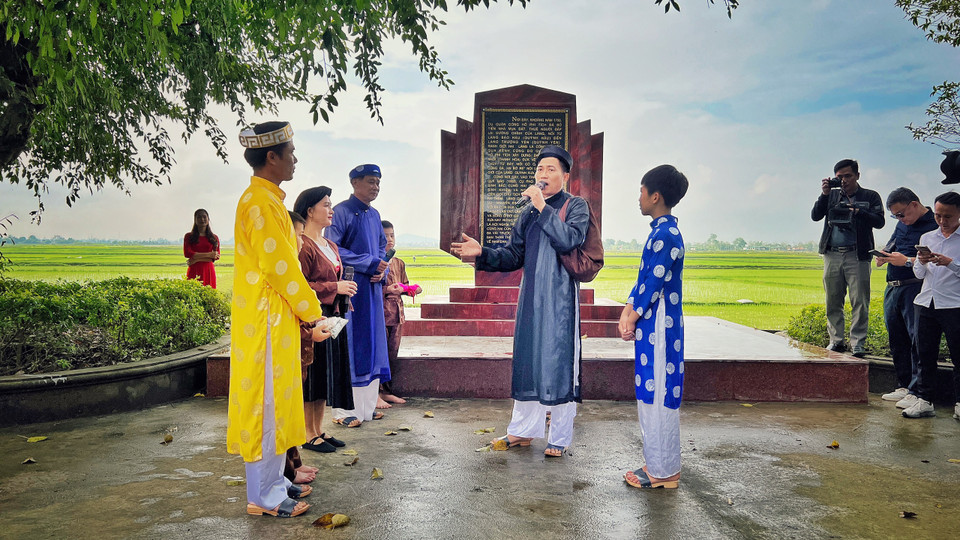 Đây không phải là những diễn viên chuyên nghiệp, họ đều là người dân làng, những người thường ngày chân lấm tay bùn với công việc đồng áng nhưng vẫn hăng say nghệ thuật. (Ảnh: Mai Mai/Vietnam+)