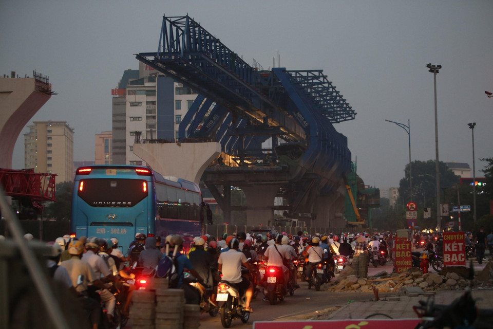 Các công trình xây dựng cũng là nguyên nhân gây ra tình trạng ô nhiễm không khí ở thủ đô. (Ảnh: Danh Lam/TTXVN)