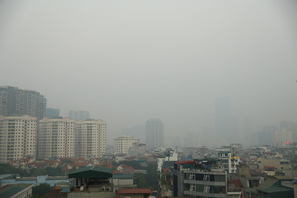 Bầu trời thủ đô Hà Nội trong thời gian này luôn trong tình trạng sương mù do ô nhiễm không khí. (Ảnh: Danh Lam/TTXVN)