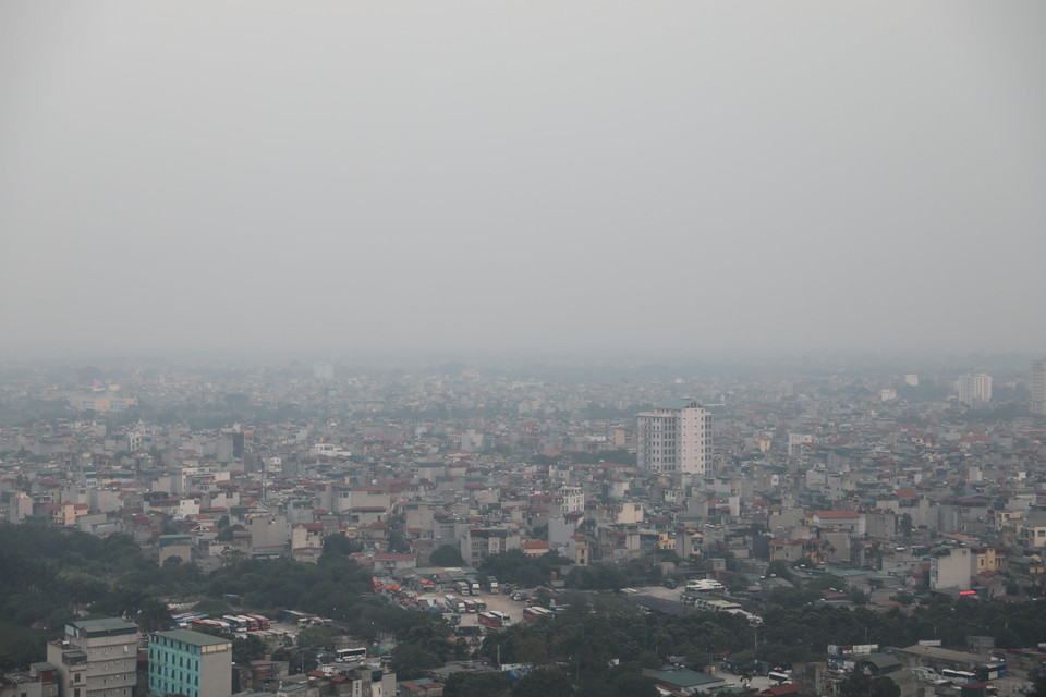 Không gian Hà Nội luôn bao phủ một lớp sương mù do ô nhiễm không khí. (Ảnh: Nhật Anh/TTXVN)