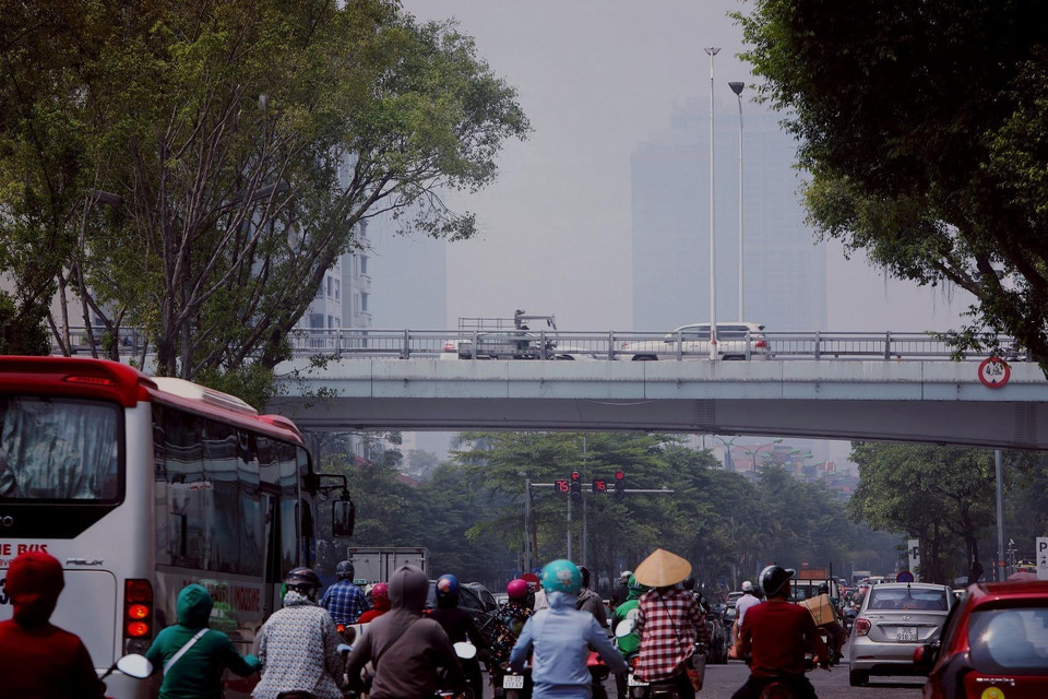 Không gian liên tục trong tình trạng mù mịt, tầm nhìn xa dưới 100 mét. (Ảnh: Thành Đạt/TTXVN)
