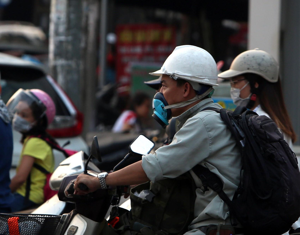 Người dân thủ đô nên đeo khẩu trang đạt tiêu chuẩn khi buộc phải ra ngoài đường. (Ảnh: Danh Lam/TTXVN)