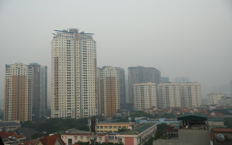 Bầu trời thủ đô Hà Nội trong ngày luôn trong tình trạng sương mù do ô nhiễm không khí. (Ảnh: Danh Lam/TTXVN)