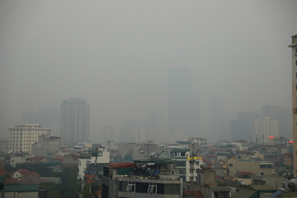 Không gian Hà Nội luôn bao phủ một lớp sương mù do ô nhiễm không khí. (Ảnh: Nhật Anh/TTXVN)