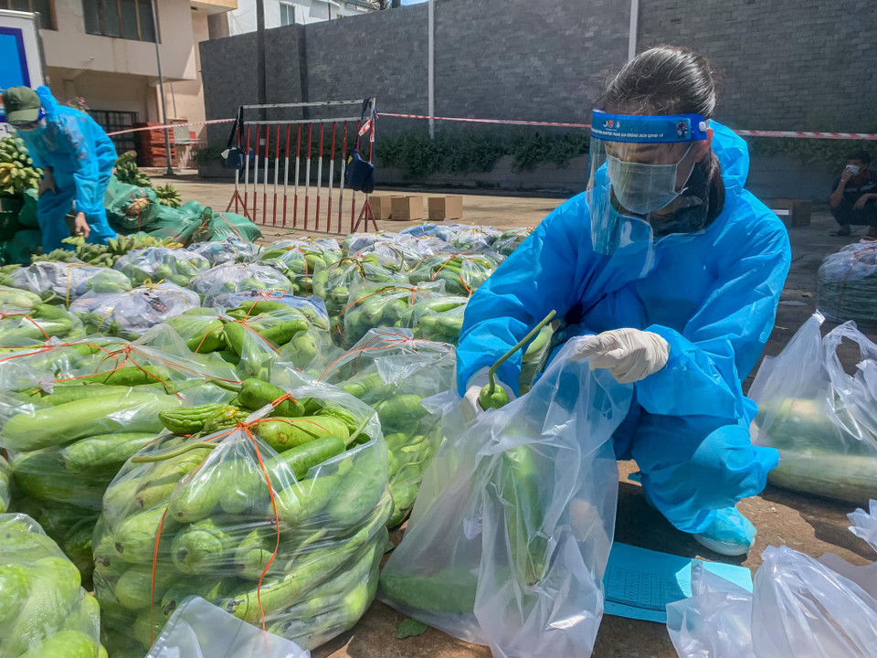 Với sứ mệnh lan toả yêu thương, tổ chức Hoa hậu Hoàn vũ Việt Nam đã đồng hành cùng các đơn vị tổ chức thực hiện chiến dịch ‘Chuyến xe thực phẩm 0 đồng’ - một hoạt động nằm trong dự án ‘10 tấn thực phẩm 0 đồng’ nhằm kịp thời hỗ trợ, động viên về vật chất và tinh thần cho người dân đang sinh sống tại Thành phố Hồ Chí Minh. (Ảnh: CTV/Vietnam+)