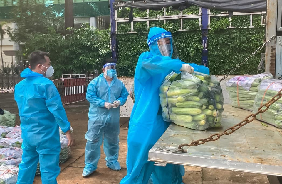 Tổng số gần 6.000 phần (trung bình 10kg/phần quà) đã tới tay các hộ gia đình, các cá nhân, các bếp từ thiện, cái mái ấm, sinh viên khó khăn… trên địa bàn Thành phố Hồ Chí Minh. (Ảnh: CTV/Vietnam+)