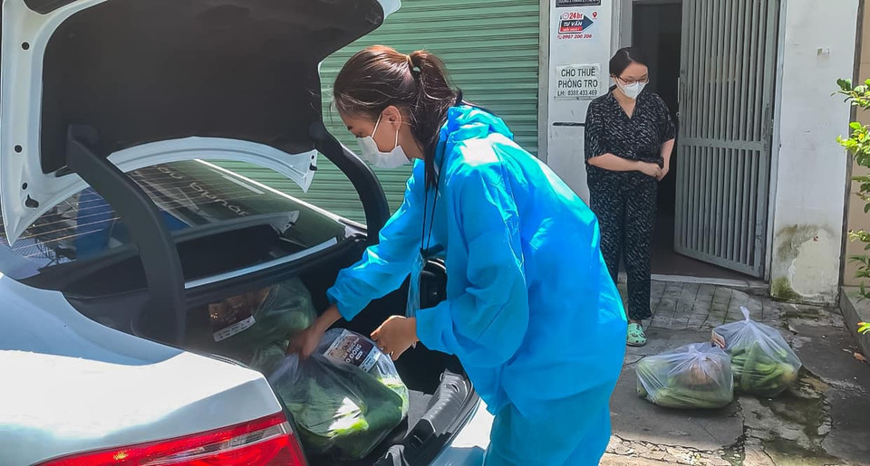 Hôm qua (ngày 30/07), toàn bộ số thực phẩm đã vận chuyển đến Thành phố Hồ Chí Minh, được đội ngũ tình nguyện viên gồm các đại sứ chương trình là Hoa hậu Khánh Vân, Á hậu Hoàng My, Á hậu Kim Duyên, tổ chức Hoa hậu Hoàn vũ Việt Nam hỗ trợ phân chia thực phẩm thành các phần và đi trao tại hơn 320 điểm thuộc 20 quận huyện và thành phố Thủ Đức. (Ảnh: CTV/Vietnam+)