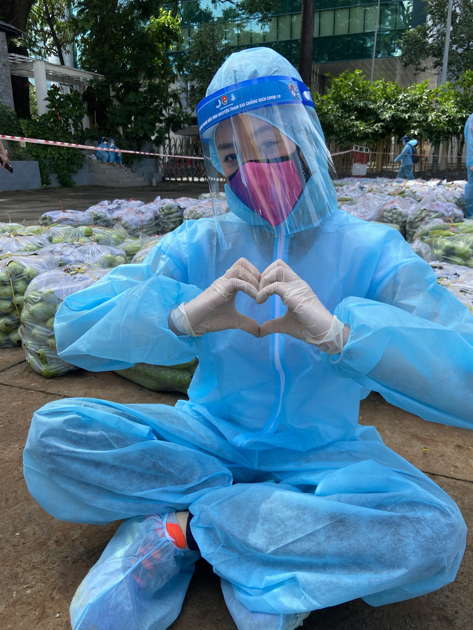 Hoa hậu Nguyễn Trần Khánh Vân, một trong những Đại sứ của dự án chia sẻ: ‘Vân nghĩ đây là hoạt động cộng đồng, hỗ trợ người dân phòng chống dịch bệnh vô vùng ý nghĩa và thiết thực. Để có thể triển khai chương trình, đó là những tình cảm yêu thương và sự góp sức quý giá của rất nhiều mạnh thường quân cùng các đơn vị phối hợp.’ (Ảnh: CTV/Vietnam+)