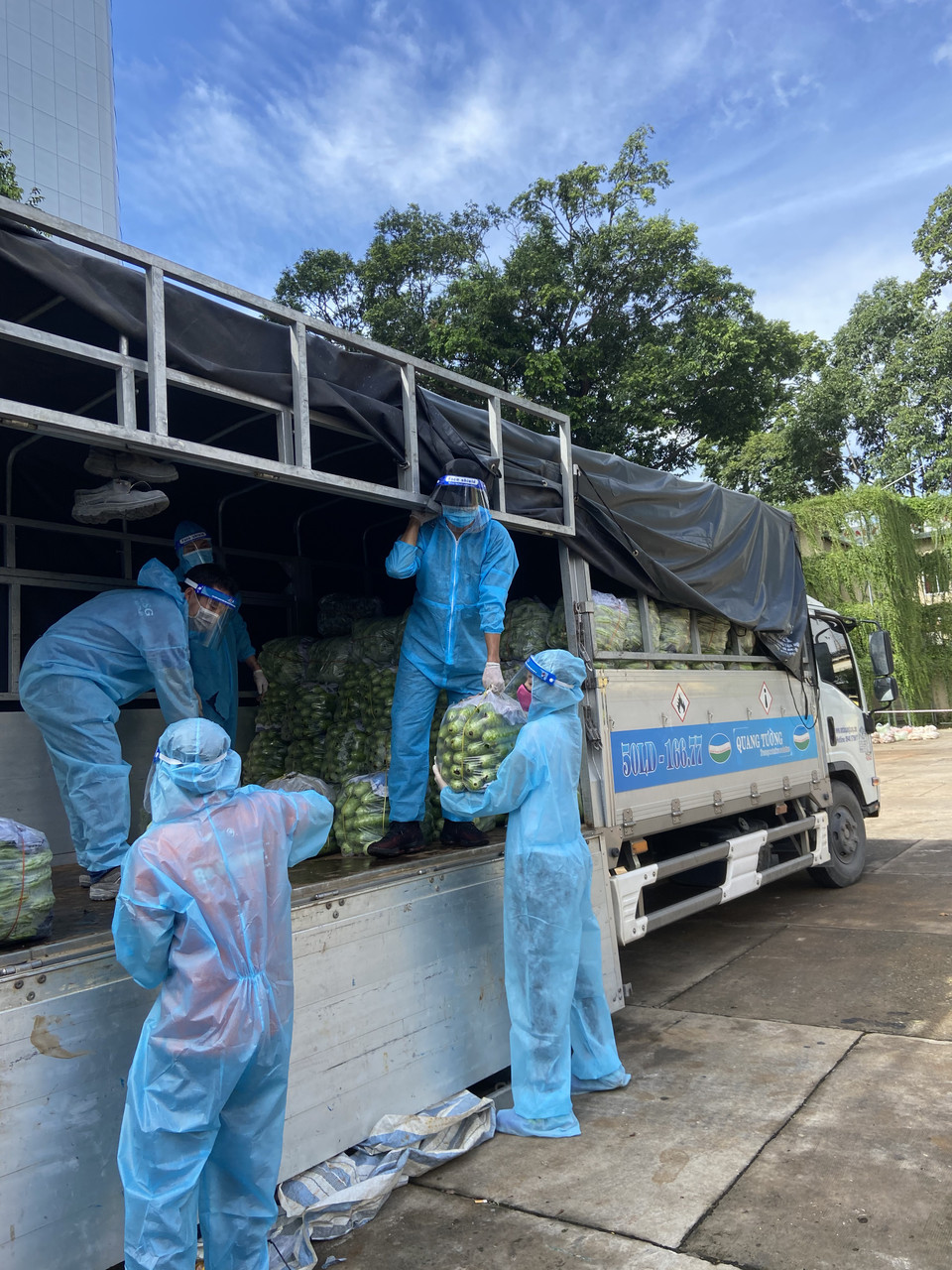 Dưới sự hỗ trợ của Thành đoàn Thành phố Hồ Chí Minh, chương trình đã vận động được hơn 70 tấn lương thực, thực phẩm và trao tận tay đến các trường hợp khó khăn thông qua bếp thiện nguyện, mái ấm tình thương, khu dân cư nghèo, khu vực bị phong tỏa, cách ly… (Ảnh: CTV/Vietnam+)