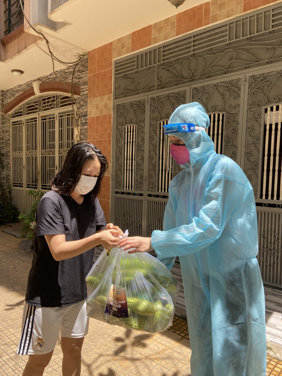 Người dân xúc động nhận phần quà từ tay Hoa hậu Khánh Vân. (Ảnh: CTV/Vietnam+)