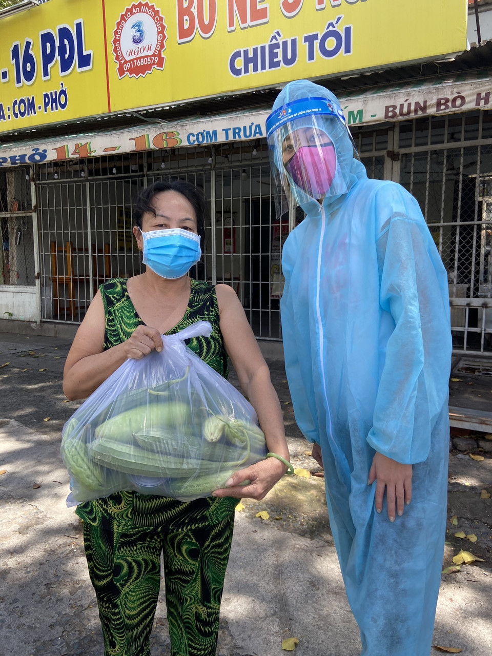 Ban tổ chức dự án ‘10 tấn thực phẩm 0 đồng’ cho biết, qua 5 đợt vận động đãquyên góp được từ các mạnh thường quân số tiền hơn 400 triệu đồng và 64,8 tấn thực phẩm. (Ảnh: CTV/Vietnam+)