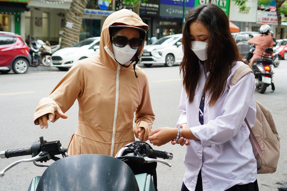 Phụ huynh dặn dò các sỹ tử trước khi vào phòng thi để làm thủ tục dự thi THPT quốc gia. (Ảnh: PV/Vietnam+)