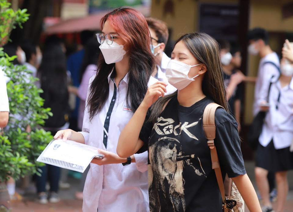 Trong buổi làm thủ tục dự thi, thí sinh cần kiểm tra lại một lần nữa tất cả các thông tin cá nhân và kịp thời báo lại với cán bộ làm công tác thi tại hội đồng thi để được bổ sung, sửa chữa kịp thời. (Ảnh: PV/Vietnam+)