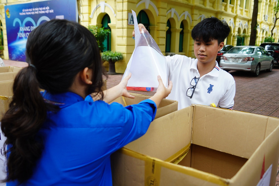 Theo ghi nhận của phóng viên Báo Điện tử VietnamPlus, tại điểm trường trung học phổ thông Việt Đức đã có nhiều học sinh đến từ sớm để xem số báo danh và danh sách phòng thi. (Ảnh: PV/Vietnam+)