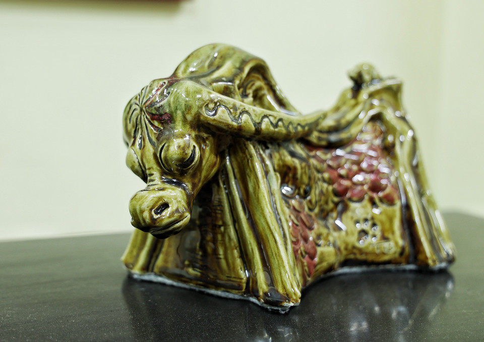 Nghệ nhân Trần Tước cho biết bộ sưu tập 'Vườn trâu' được anh tập trung sáng tác chỉ trong 2 ngày 1 đêm. (Ảnh: Xuân Mai/Vietnam+)