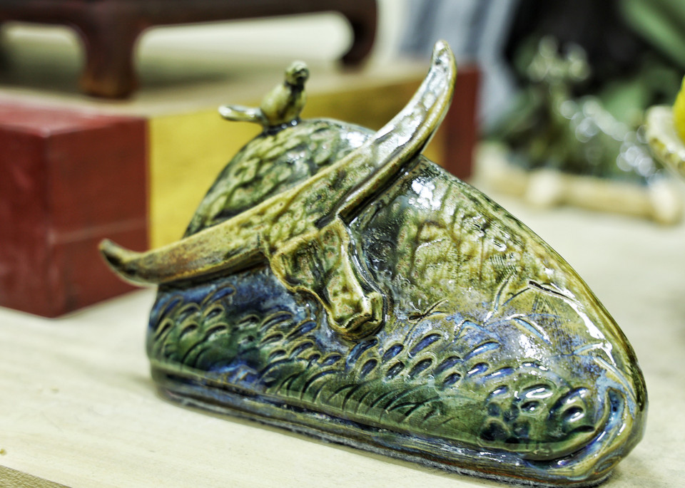 Cả thảo nguyên cỏ mênh mông được lồng vào hình ảnh trâu. (Ảnh: Xuân Mai/Vietnam+)