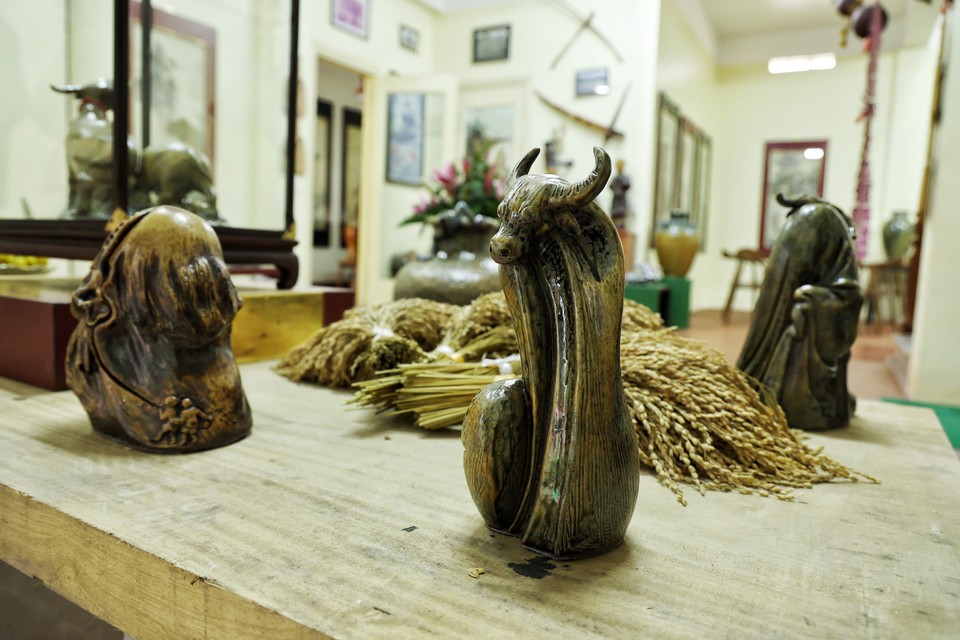 Chính vì lẽ đó, đàn trâu vốn là hình ảnh đặc trưng của cư dân nông nghiệp lúa nước Việt Nam nhưng hiện ra đầy ý nghĩa nhân sinh trong 'Vườn trâu.' (Ảnh: Xuân Mai/Vietnam+)