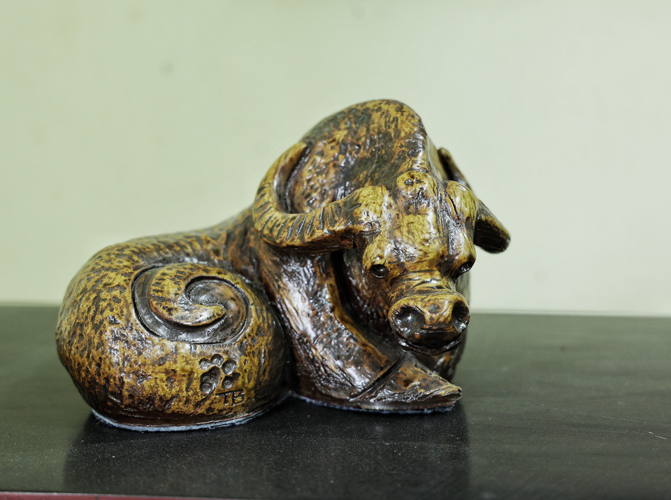 Với nhiều cách thể hiện, trâu gốm của nghệ nhân Trần Tước đều xuất hiện với một thế dáng đặc biệt và mềm mại. (Ảnh: Xuân Mai/Vietnam+)