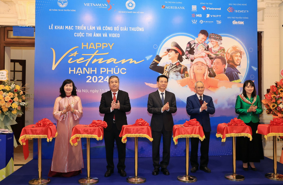 Các đại biểu cắt băng khai mạc triển lãm. (Ảnh: Tuấn Anh/TTXVN)