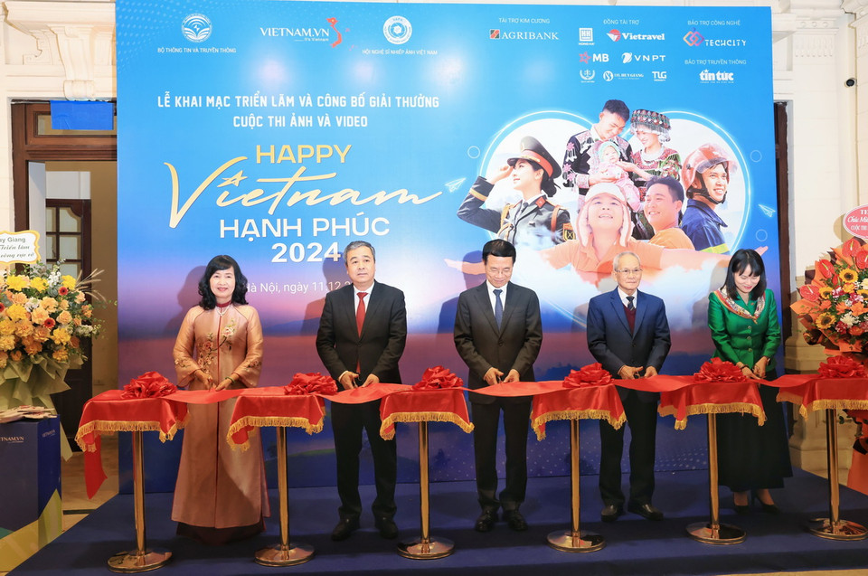 Các đại biểu cắt băng khai mạc triển lãm. (Ảnh: Tuấn Anh/TTXVN)