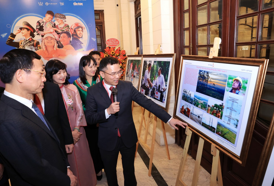 Các đại biểu tham quan triển lãm. (Ảnh: Tuấn Anh/TTXVN)