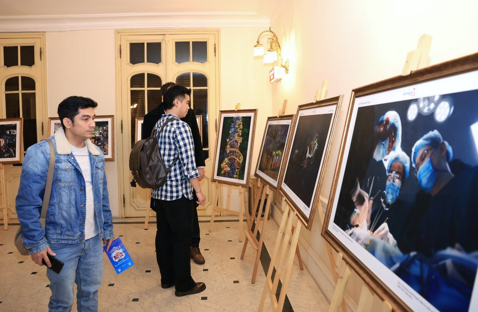 Khách tham quan triển lãm. (Ảnh: Tuấn Anh/TTXVN)