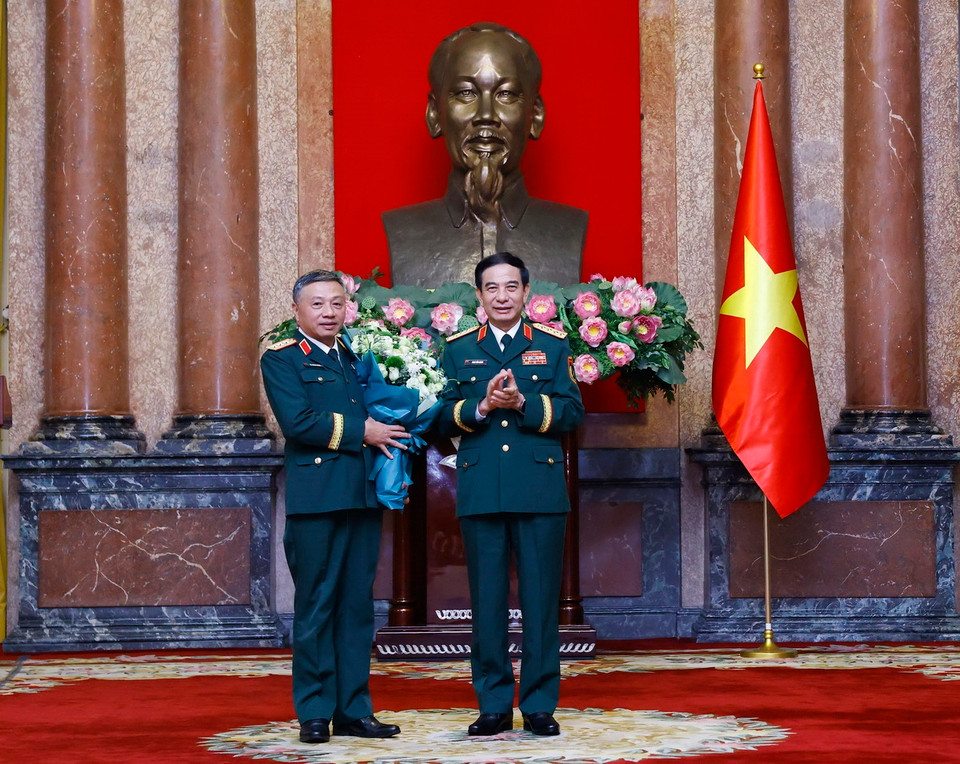 Đại tướng Phan Văn Giang, Ủy viên Bộ Chính trị, Bộ trưởng Bộ Quốc phòng chúc mừng Thượng tướng Lê Quang Minh, Phó Chủ nhiệm Tổng cục Chính trị Quân đội Nhân dân Việt Nam. (Ảnh: Lâm Khánh/TTXVN)