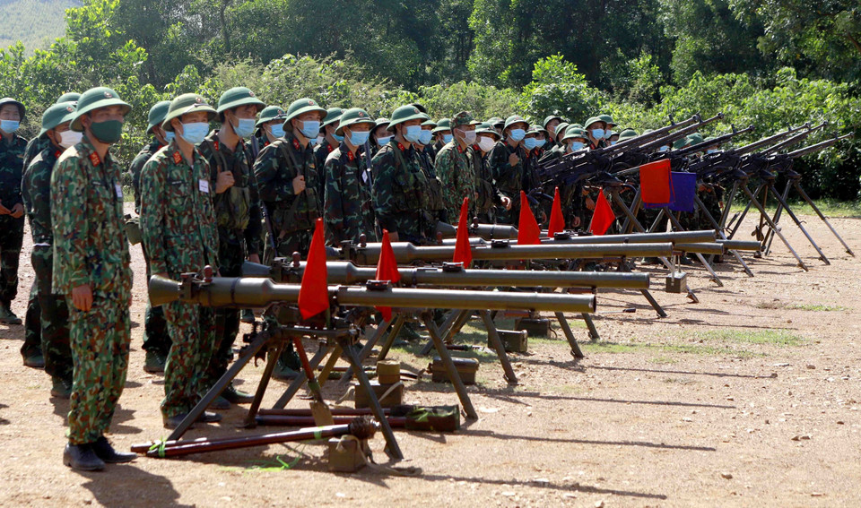 Lực lượng dự bị động viên sau khi hoàn thành buổi diễn tập bắn đạn thật. (Ảnh: Hoàng Hùng/TTXVN)