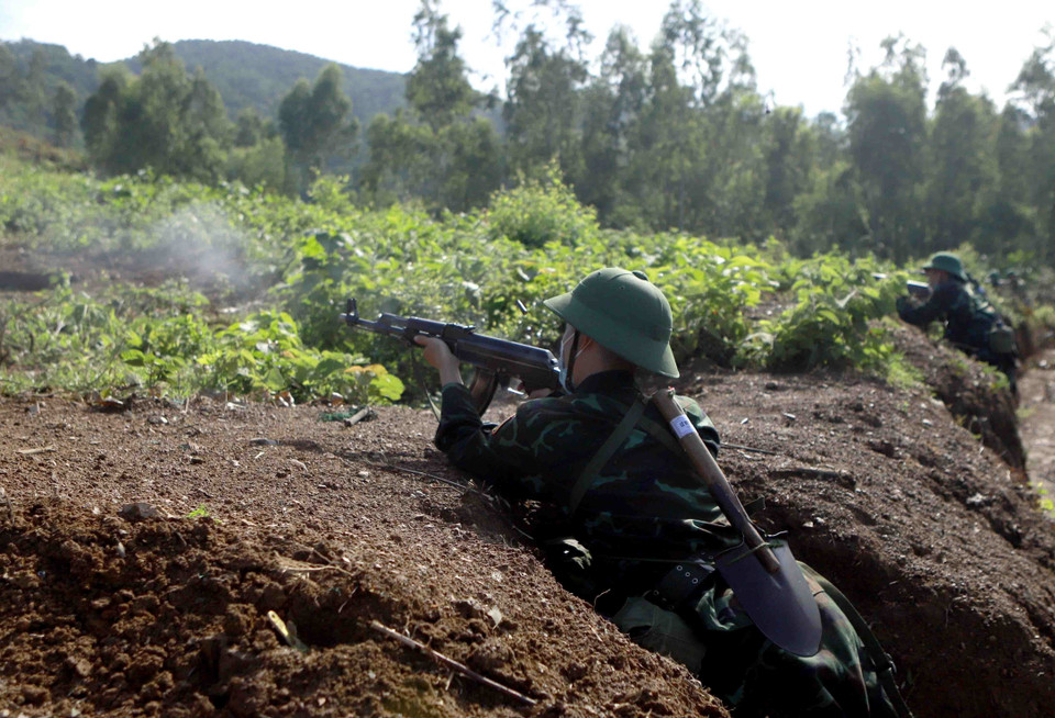 Lực lượng bộ binh hỗ trợ hỏa lực tiêu diệt địch trước khi tiến công địch. (Ảnh: Hoàng Hùng/TTXVN)