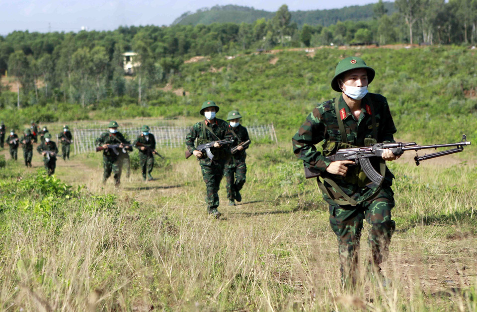 Lực lượng bộ binh tổ chức tiến công địch đang ở thế trận phòng ngự. (Ảnh: Hoàng Hùng/TTXVN)