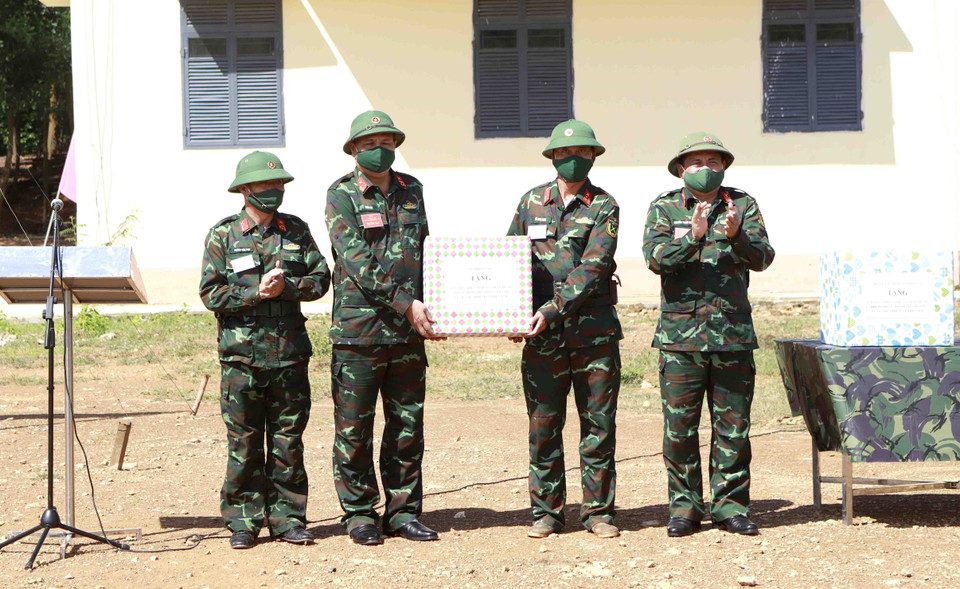 Lãnh đạo Quân đoàn 2 và Sư đoàn 304 biểu dương, khen thưởng các tập thể, cá nhân tham gia buổi diễn tập. (Ảnh: Hoàng Hùng/TTXVN)