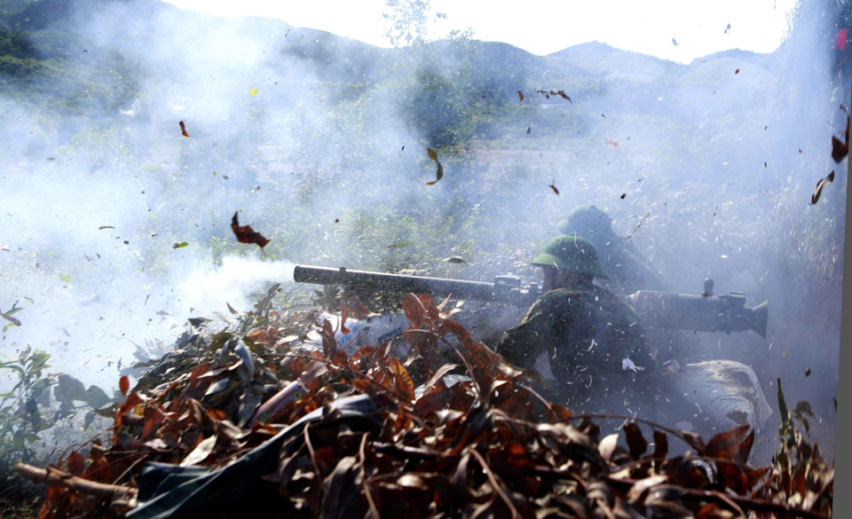 Hỏa lực DKZ công phá các mục tiêu mở đường cho bộ binh tấn công. (Ảnh: Hoàng Hùng/TTXVN)