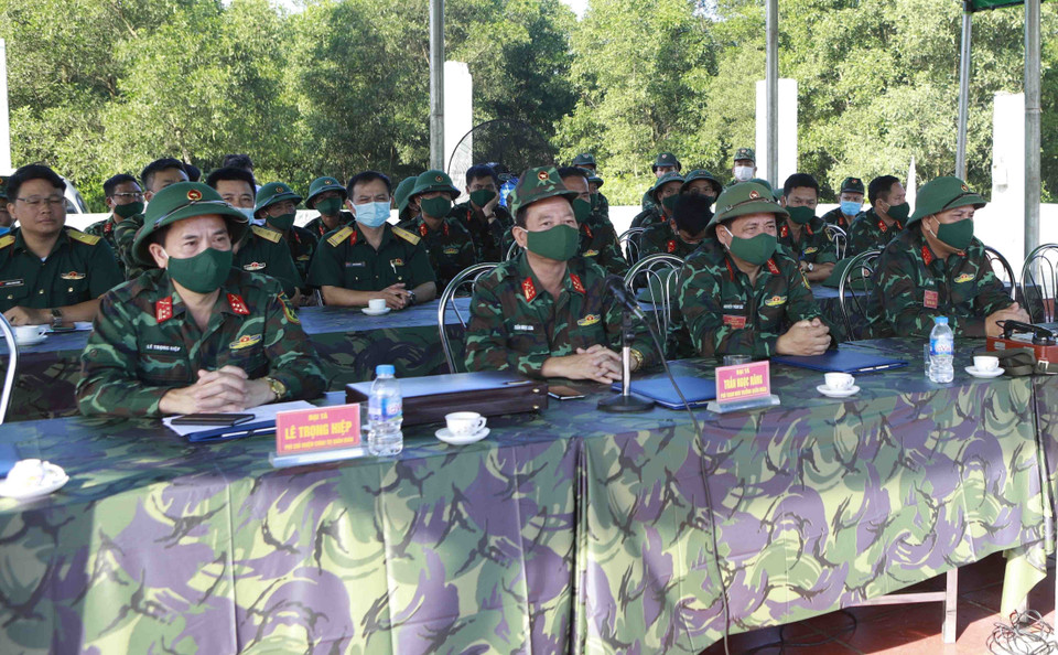 Lãnh đạo Quân đoàn 2 và Sư đoàn 304 chỉ đạo và theo dõi buổi diễn tập. (Ảnh: Hoàng Hùng/TTXVN)