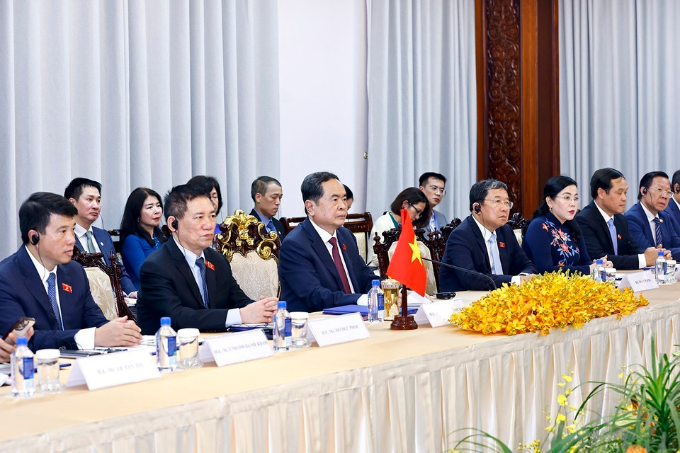 Chủ tịch Quốc hội Trần Thanh Mẫn và thành viên đoàn Việt Nam tại cuộc hội đàm với Chủ tịch Quốc hội Campuchia Samdech Khuon Sudary. (Ảnh: Doãn Tấn/TTXVN)