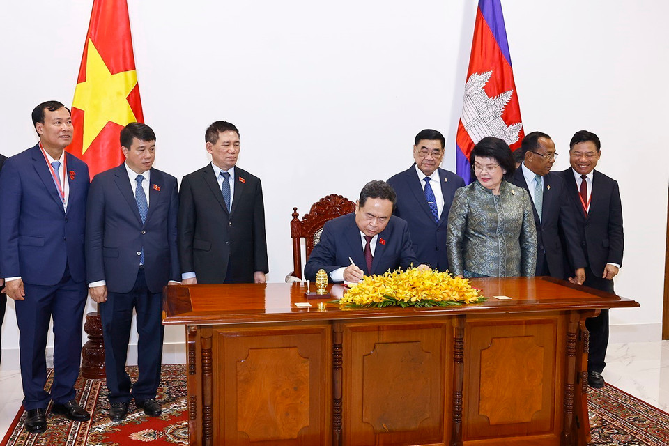 Chủ tịch Quốc hội Trần Thanh Mẫn ghi sổ vàng tại tòa nhà hành chính Quốc hội Campuchia. (Ảnh: Doãn Tấn/TTXVN)