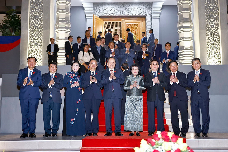 Chủ tịch Quốc hội Trần Thanh Mẫn, Chủ tịch Quốc hội Campuchia Samdech Khuon Sudary và đại biểu chụp ảnh lưu niệm. (Ảnh: Doãn Tấn/TTXVN)