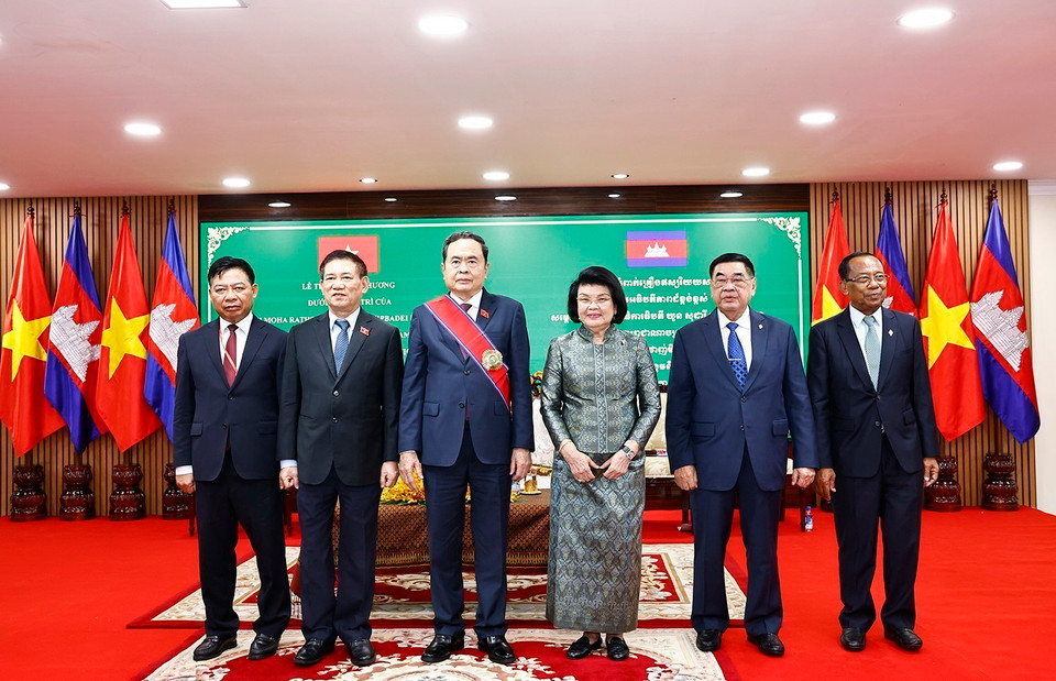 Chủ tịch Quốc hội Trần Thanh Mẫn, Chủ tịch Quốc hội Campuchia Samdech Khuon Sudary với đại biểu. (Ảnh: Doãn Tấn/TTXVN)