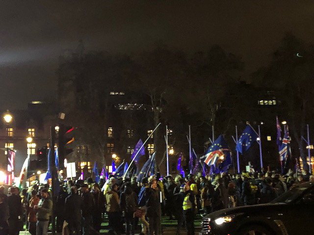 Trong lúc các nghị sỹ đang bỏ phiếu về thỏa thuận Brexit tối 15/1 tại London, đã có các cuộc biểu tình bên ngoài tòa nhà Quốc hội Anh. (Ảnh: Diễm Quỳnh/Vietnam+)