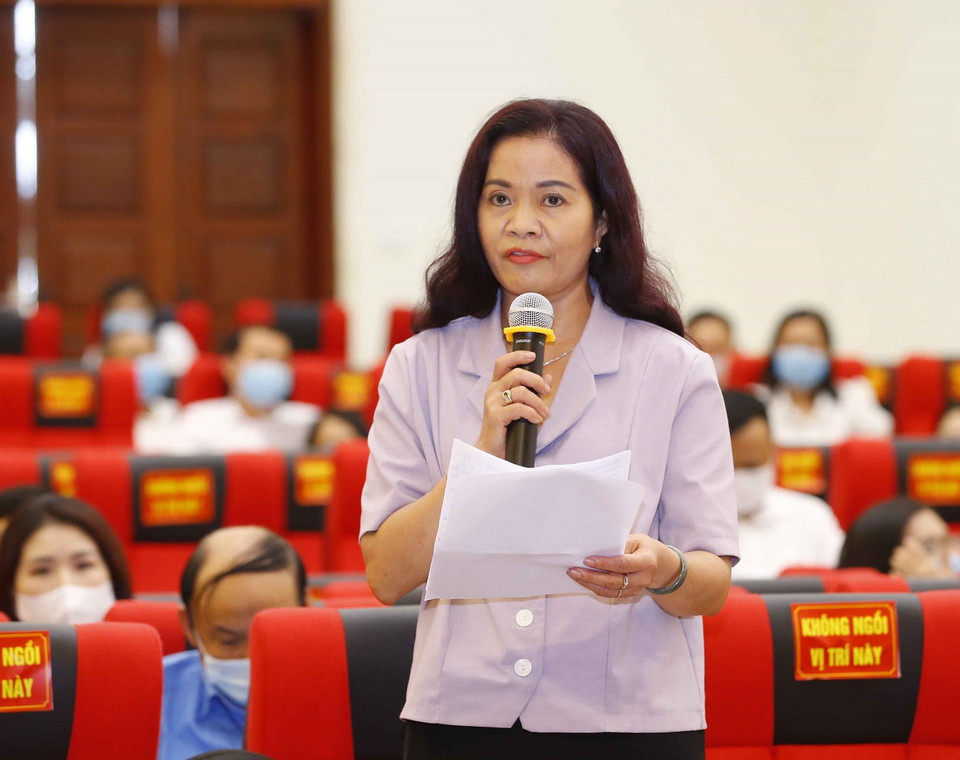 Bà Đỗ Thị Thanh Thủy, cử tri quận Dương Kinh kiến nghị với những người ứng cử đại biểu Quốc hội khóa XV cần quan tâm hơn đến việc thực hiện Nghị quyết số 45-NQ/TW ngày 24 tháng 01 năm 2019 của Bộ Chính trị về 'Xây dựng và phát triển thành phố Hải Phòng đến năm 2030, tầm nhìn đến năm 2045.' (Ảnh: Doãn Tấn/TTXVN)