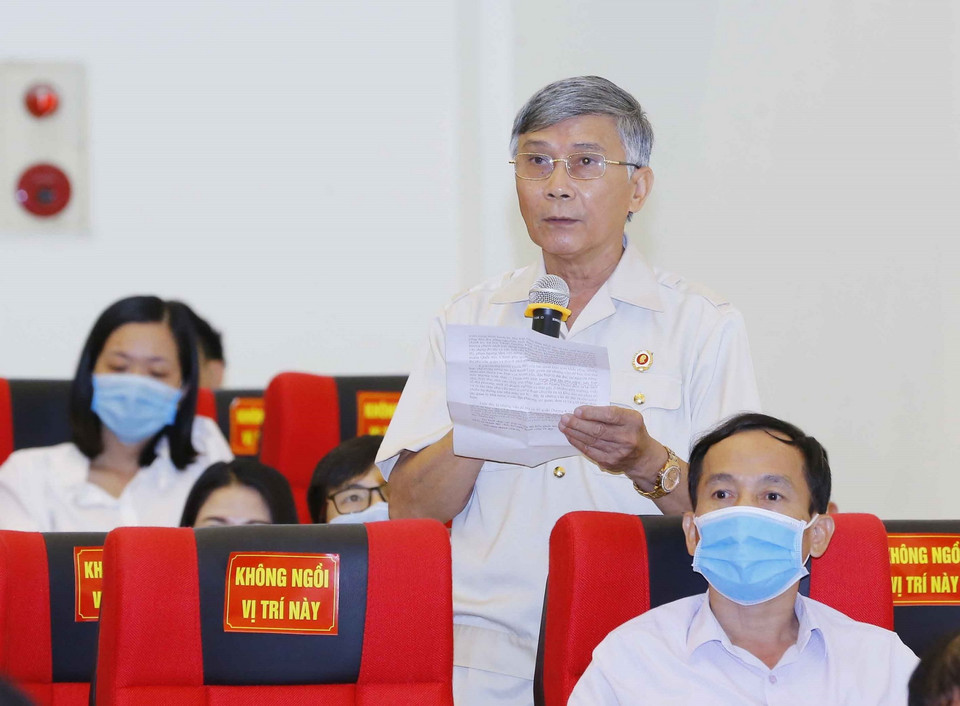 Ông Nguyễn Quang Gộp, cử tri đại diện cho Hội Cựu chiến binh quận Dương Kinh kiến nghị với những người ứng cử đại biểu Quốc hội khóa XV về Chương trình xây dựng nông thôn mới, chính sách đô thị, quản lý đất đai, môi trường đối với quận mới thành lập. (Ảnh: Doãn Tấn/TTXVN)