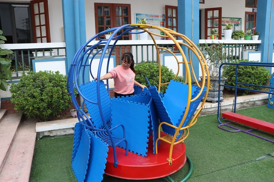 Giáo viên trường mầm non Thanh Bình (phường Thanh Bình, thành phố Hải Dương) vẫn đến trường để thực hiện vệ sinh trường lớp, đảm bảo công tác phòng chống dịch COVID-19. (Ảnh: Mạnh Minh/TTXVN)