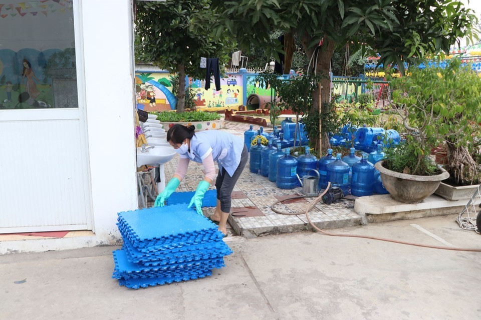 Mặc dù học sinh nghỉ học nhưng giáo viên trường mầm non Thanh Bình (phường Thanh Bình, thành phố Hải Dương) vẫn đến trường để thực hiện vệ sinh trường lớp, đảm bảo công tác phòng chống dịch COVID-19. (Ảnh: Mạnh Minh/TTXVN)