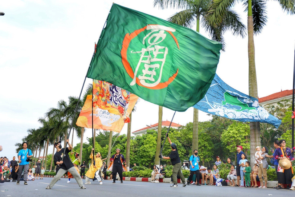 Sôi động các tiết mục trình diễn Yosakoi. (Ảnh: Tuấn Đức/TTXVN)