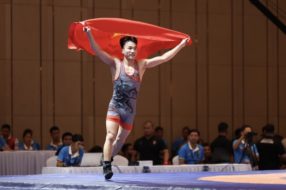 Vận động viên Bùi Tiến Hải giành huy chương Vàng ở hạng cân 60kg - huy chương Vàng đầu tiên của đội tuyển Vật tại SEA Games 32. (Ảnh: Minh Quyết/TTXVN)