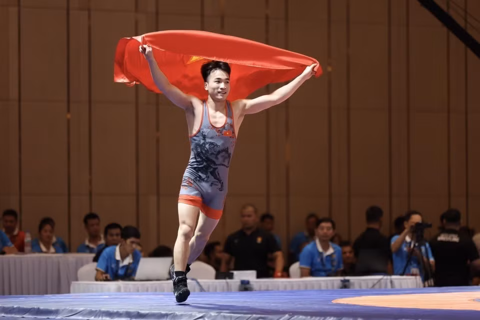 Vận động viên Bùi Tiến Hải giành huy chương Vàng ở hạng cân 60kg - huy chương Vàng đầu tiên của đội tuyển Vật tại SEA Games 32. (Ảnh: Minh Quyết/TTXVN)